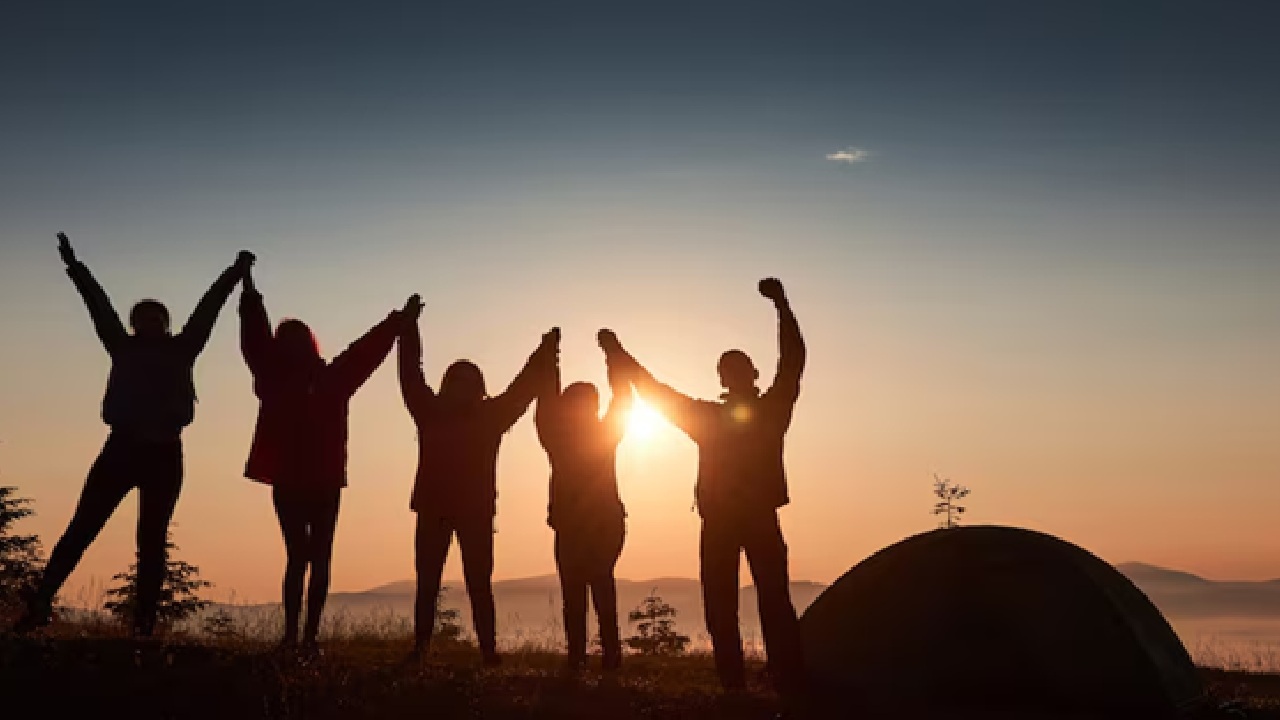 How to Cultivate and Maintain Strong Social Connections in a Digital Age