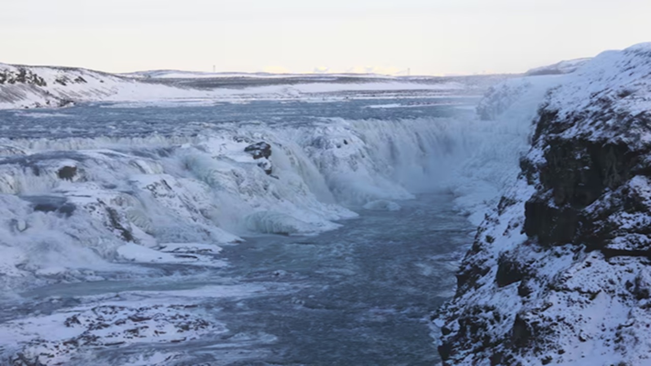 Niagara Falls Frozen: Breathtaking Ice Cliffs Take Over; Captivates Tourists