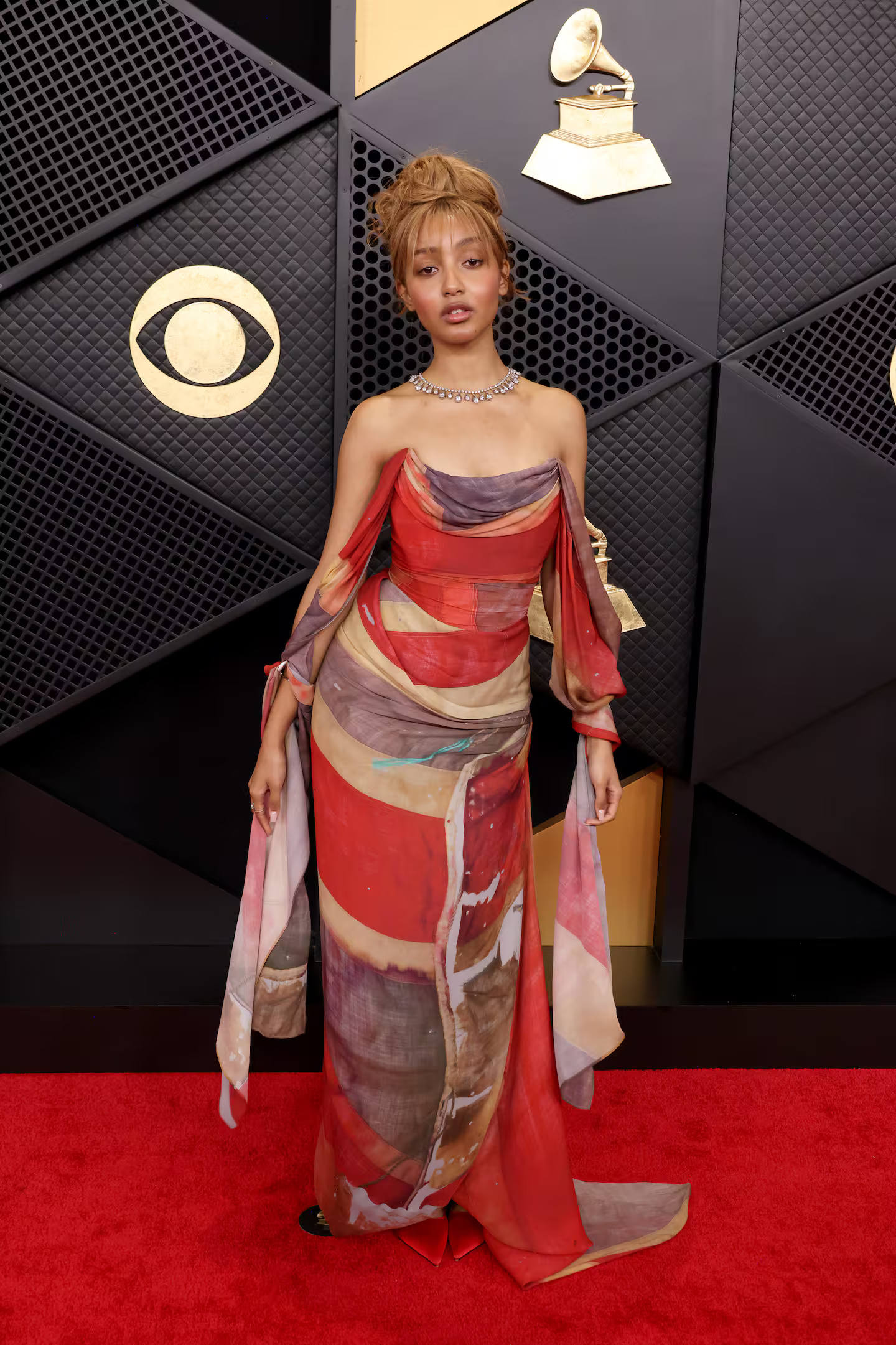 The British singer-songwriter PinkPantheress impresses all by flaunting a magnificent gown from Vivienne Westwood’s 2012 Diamond Jubilee collection. Her ensemble resonates with the colour palette of her album Fancy That.