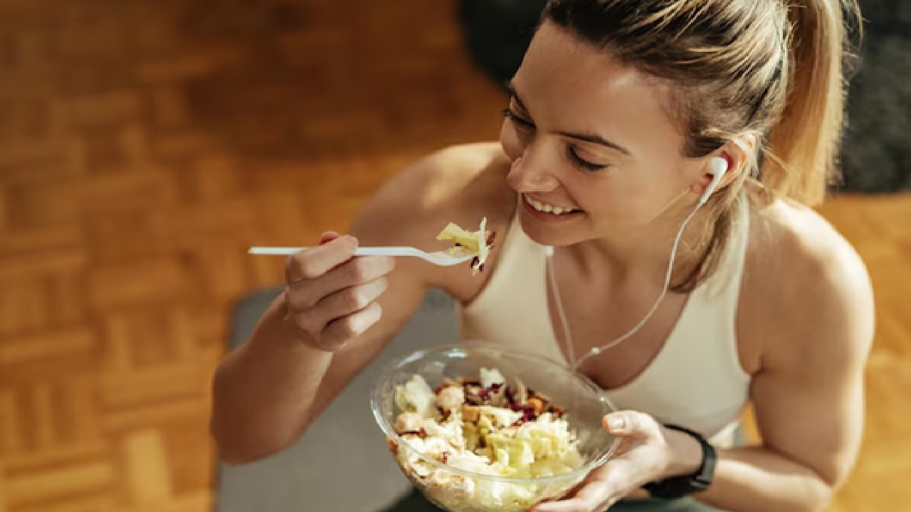 This ensures a wide variety of phytonutrients, vitamins and minerals that fight chronic illnesses, strengthen the immune system and lower inflammation.