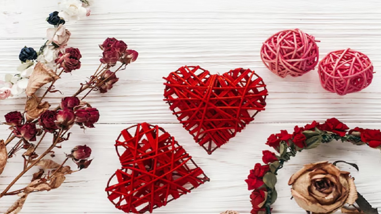 With heart-shaped cushions, scented candles and personalized picture displays, you can create a warm and inviting ambiance. Use themed table arrangements and soft, warm lighting to create a better atmosphere.