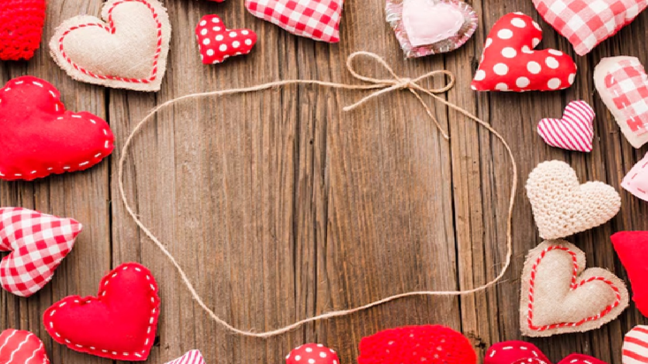 Make a homemade picture display with your favorite couple photos, clips and string lights. To improve the ambiance, use soy wax candles with aromas like mulled wine.