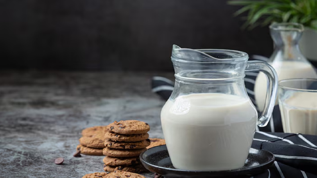 Almond Milk: Naturally rich in Vitamin E, an antioxidant that promotes healthy skin and blood, making it a great choice for low calorie diets. Although they have less protein, fortified varieties are a great source of vitamin D and calcium.