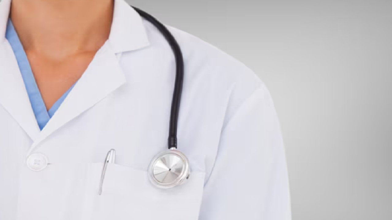 Bengaluru Teacher Proposes Medical Student in Classroom; Girl Hits him with Slipper, Video Viral