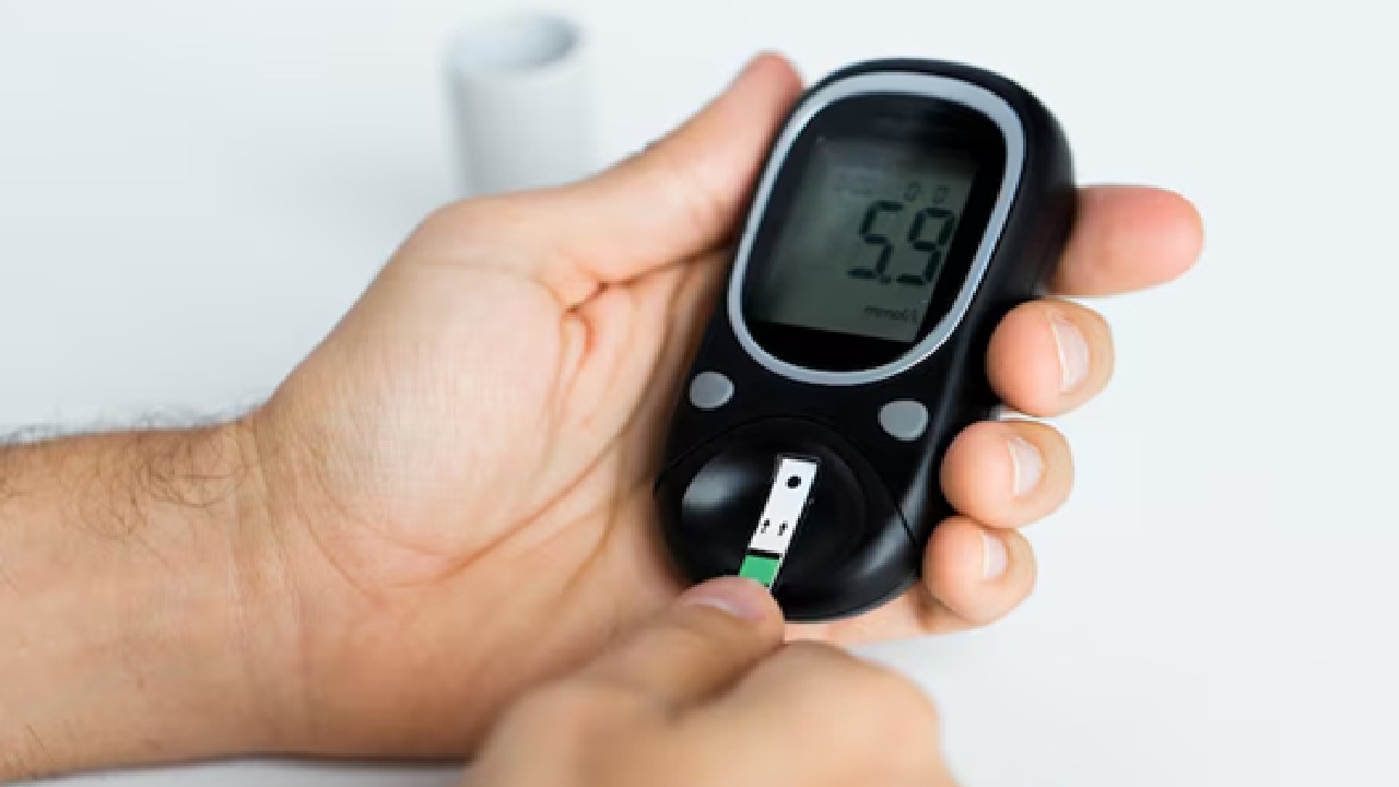 The symptoms include a headache, extreme hunger, palpitations, chills, cold sweats, dizziness, tremors and irritability are the mid to moderate symptoms.