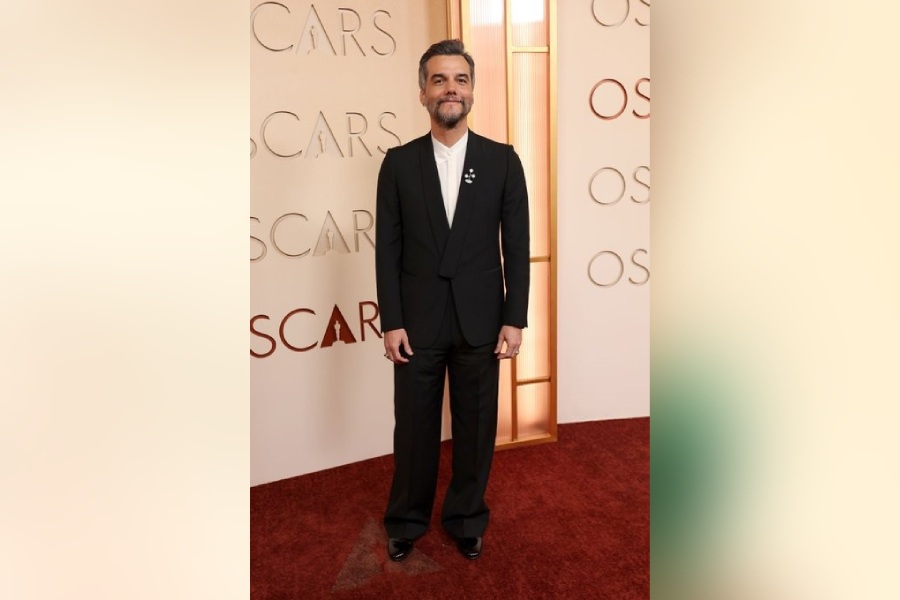 Nominated for Best Actor for his performance in The Secret Agent, Wagner Moura walked the red carpet in a black tuxedo.