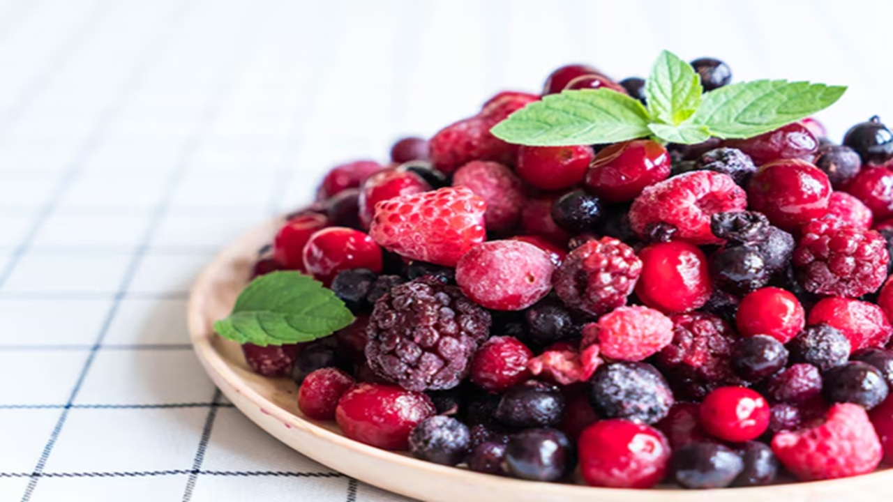 Because they are low in calories, high in fiber and rich in antioxidants that promote metabolism and boost satiety, berries such as strawberries, blueberries and raspberries help with weight loss when included in your diet.