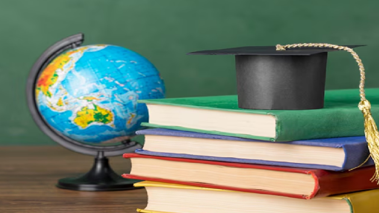 Content writing is also a beneficial career. It is perfect for students who are enthusiastic about writing or design and have excellent communication skills.