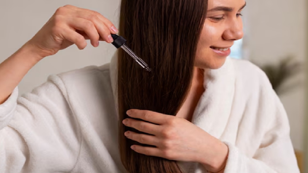 Oxidative stress is brought on by high stress, which also lowers the number of stem cells that produce melanin.