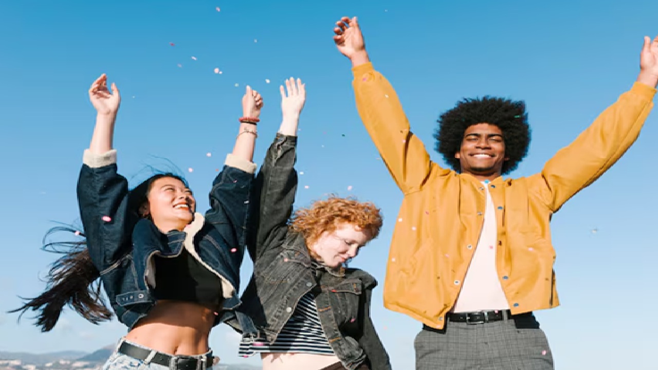 To clear your head before bed, take a five-minute break from screens or practice deep breathing. (Disclaimer: Given the input is on an information basis, please seek professional advice.)