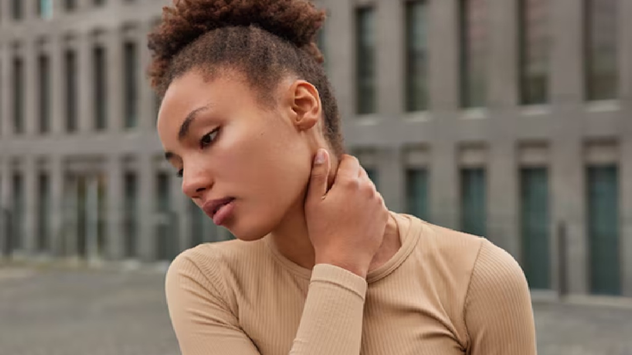 To relieve stress in the upper traps, hold your shoulder blades in a squeezed down and backward position for five seconds.