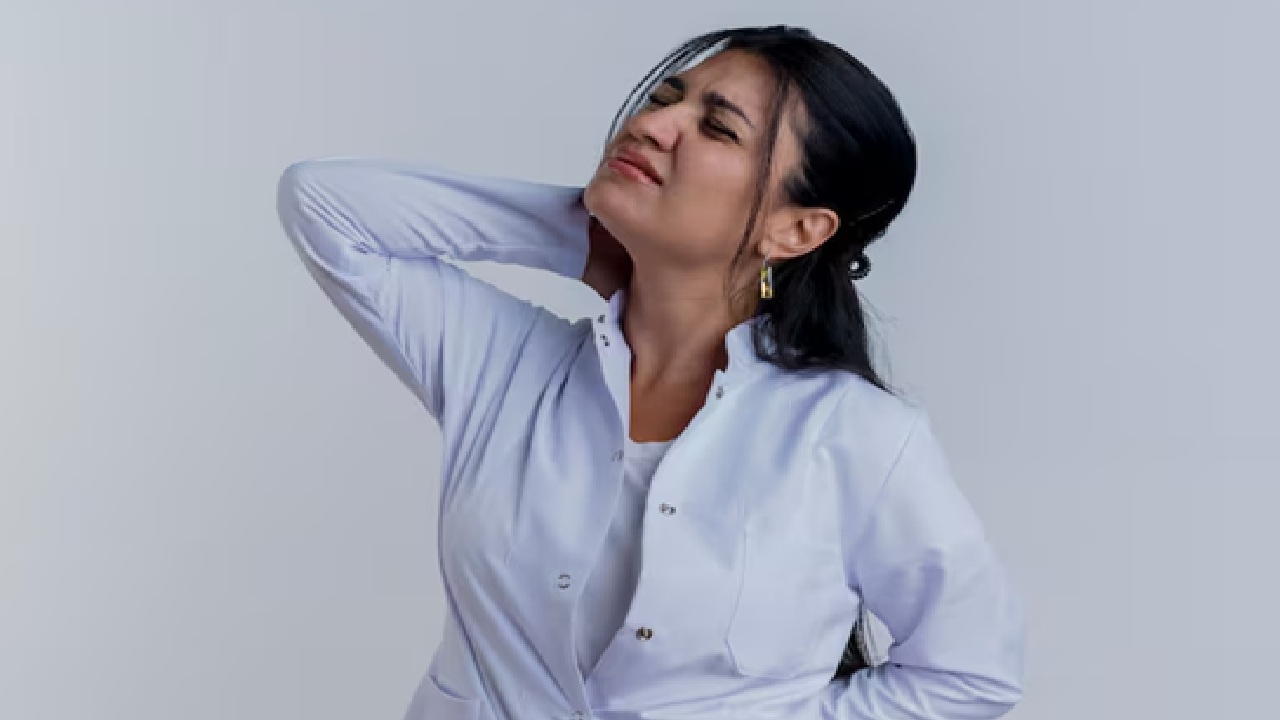 To build your deep neck muscles and counteract forward head posture, try pulling your chin straight back, as if you were creating a double chin, whether you're sitting or lying down. (Disclaimer: Given the input is on an information basis, please seek professional advice.)