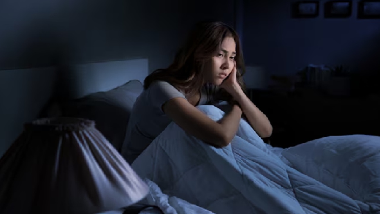 It leads to substantial weight gain by raising hunger hormones and lowering satiety hormones. Additionally, it raises the chance of developing metabolic syndrome.