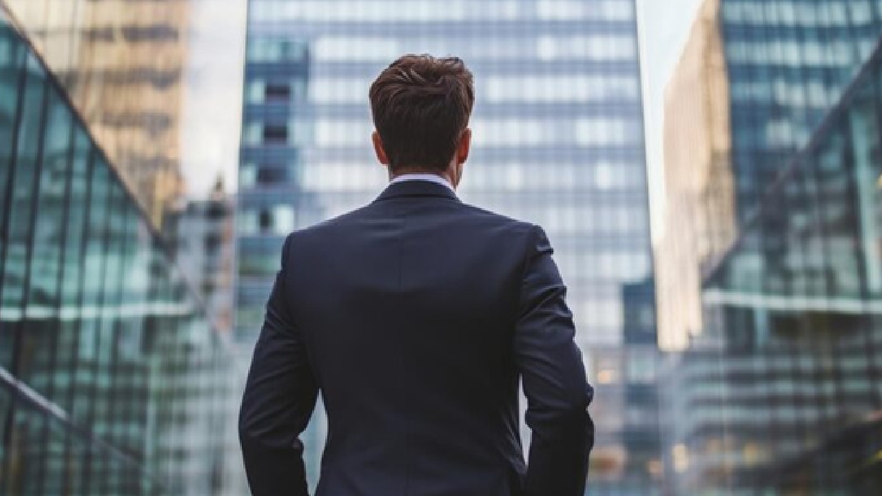 Viral: Entrepreneur with Rs 100 Crore Net Worth Embraces Minimalist Lifestyle; Travels by Auto, Stays in Budget Hotels