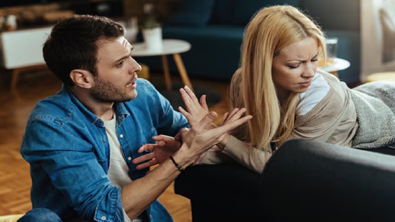 Are You Being Controlled? Comprehend the Early Warning Signs of a Toxic Relationship Are You Being Controlled? Comprehend the Early Warning Signs of a Toxic Relationship