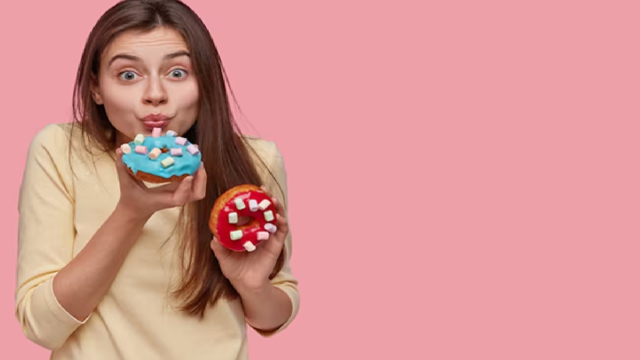 Eating too much sugar is not good for our health, but many times after having a meal at night or even for supper, we crave sugary foods, something sweet and delightful. But these cravings can be the sign of a combination of psychological and biological factors.