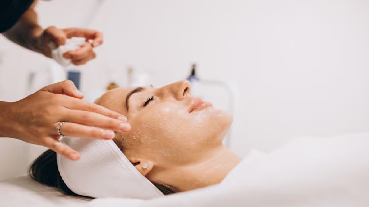 A new beginning for oily skin includes a morning regimen that eliminates overnight accumulation, controls sebum production and maintains a matte complexion all day long without drying out the skin.