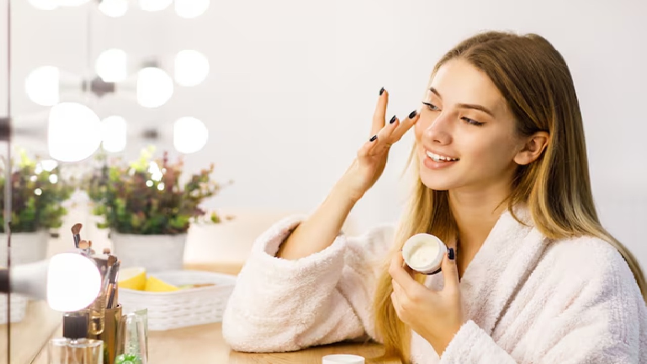 To unclog pores, look for salicylic acid or niacinamide, to regulate oil production. Use an alcohol free toner with witch hazel or niacinamide to balance pH and minimize the appearance of pores.