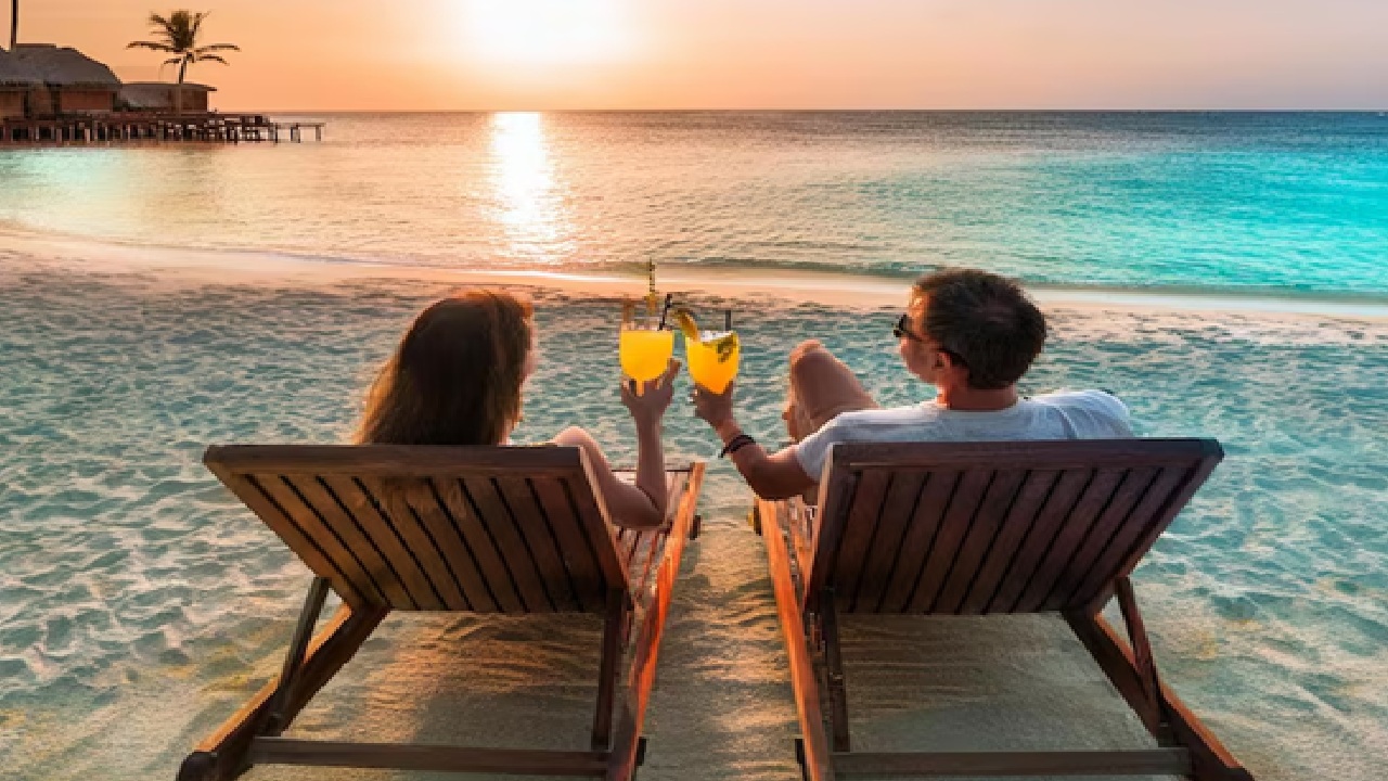 Tirthan Valley and Bir Billing in Himachal Pradesh have mild temperatures. Nature enthusiasts may also arrange a staycation here. When the tourist season starts in May, you may visit Leh-Ladakh or enjoy the nice weather in Kashmir.