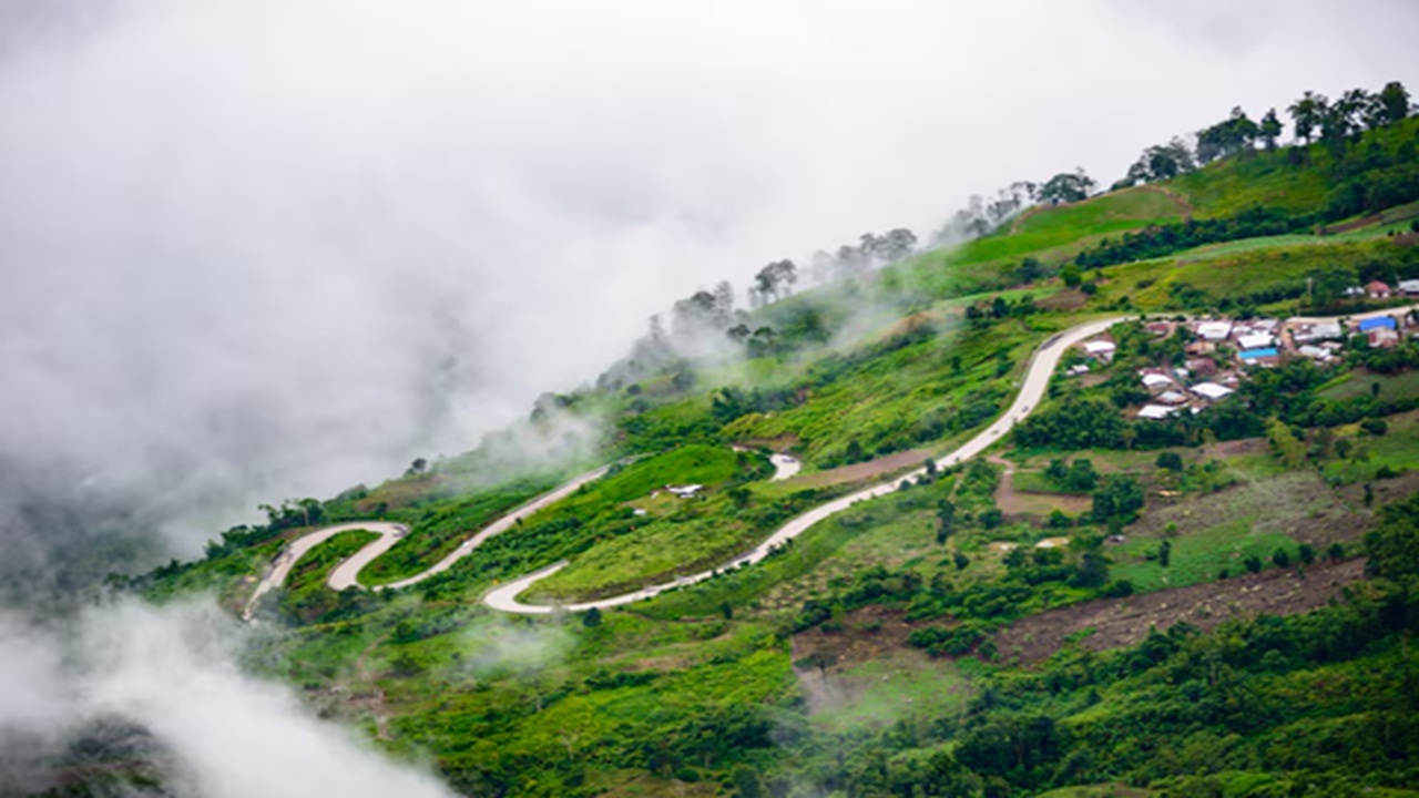Plan Your Summer Break: Famous Hill Stations in Maharashtra for Nature Lovers Plan Your Summer Break: Famous Hill Stations in Maharashtra for Nature Lovers