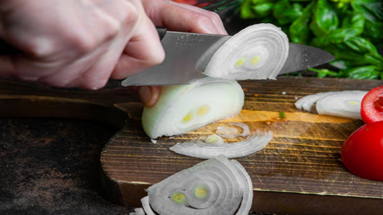 Kitchen Hacks: How to Remove Onion and Garlic Smell from Your Hands Quickly