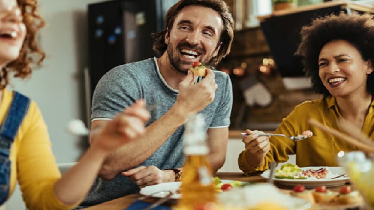 Avoid sweet beverages, fried foods and foods that are high in fat and spices, as these can cause dehydration and raise body temperature, which will help you stay cool in the summer and have better health.