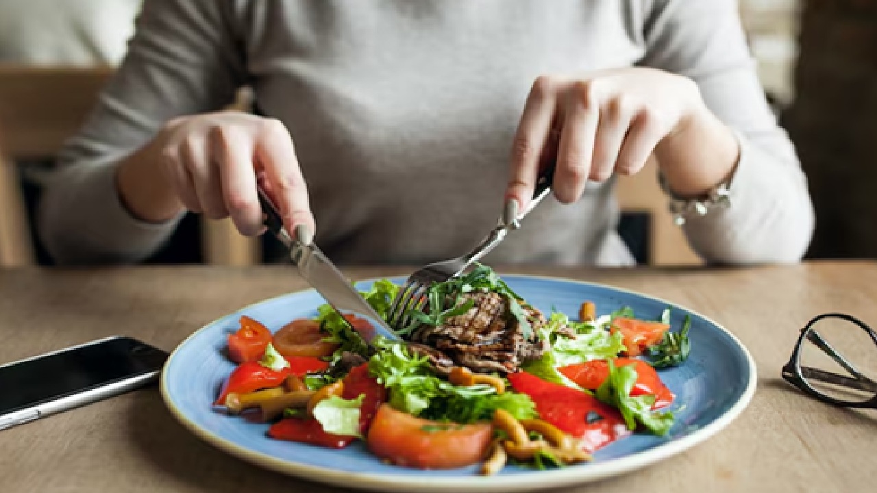 You may monitor your daily intake to maintain better lifestyle habits and prevent any potential health problems brought on by the shifting weather. (Disclaimer: Given the input is on an information basis, please seek professional advice.)