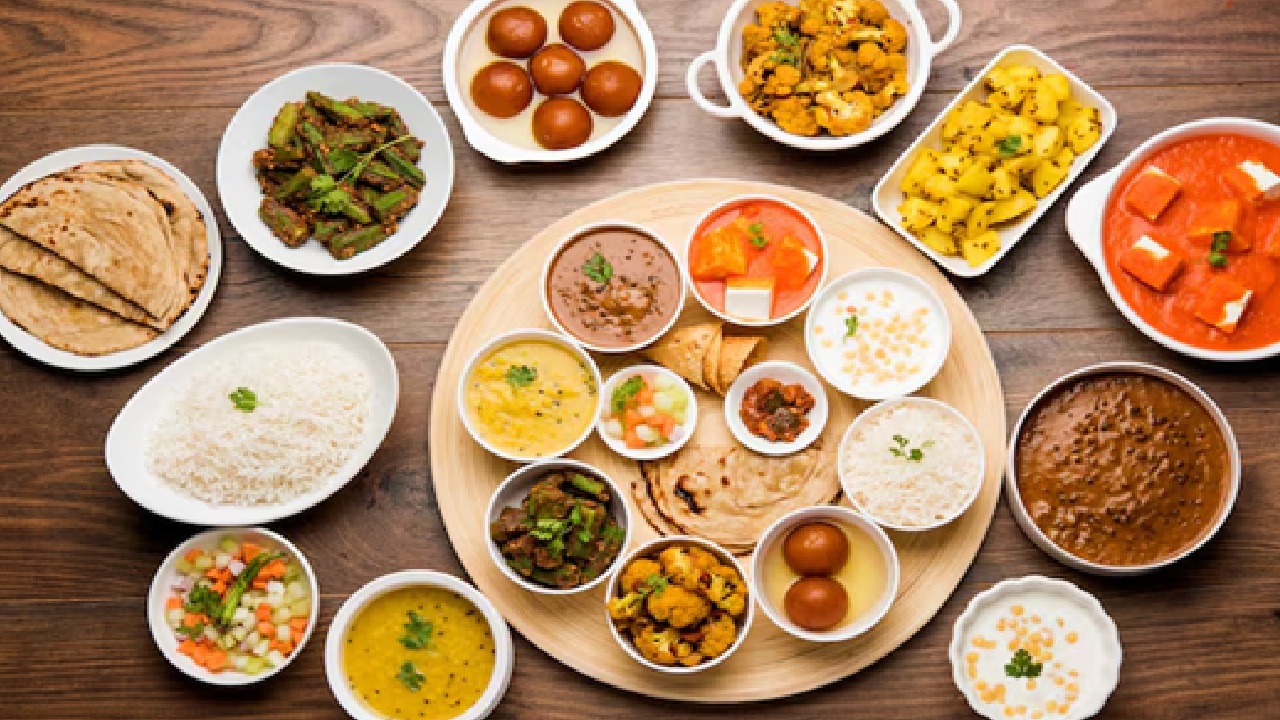 Simple and healthy Indian lunches can be both nutritious and tasty. Quinoa Khichdi and Moong Dal Chilla are examples of fast meal preparations that provide fiber, nutrients and sustained energy without spending hours in the kitchen.