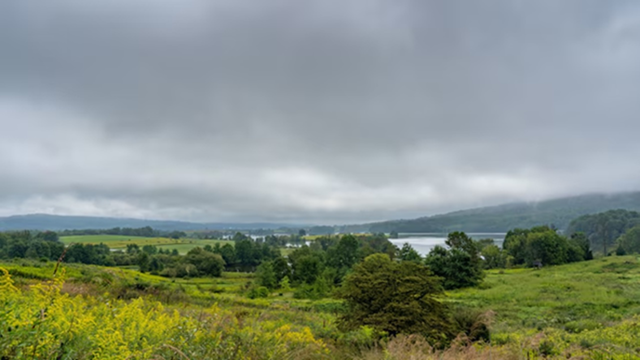 Bhandardara and Lonavala in Maharashtra are Western Ghats burst into vibrant life only a short drive from Mumbai. The stunning Randha Falls in Bhandardara is a wonderful example of the foggy valleys, overflowing lakes and breathtaking vistas you may expect.