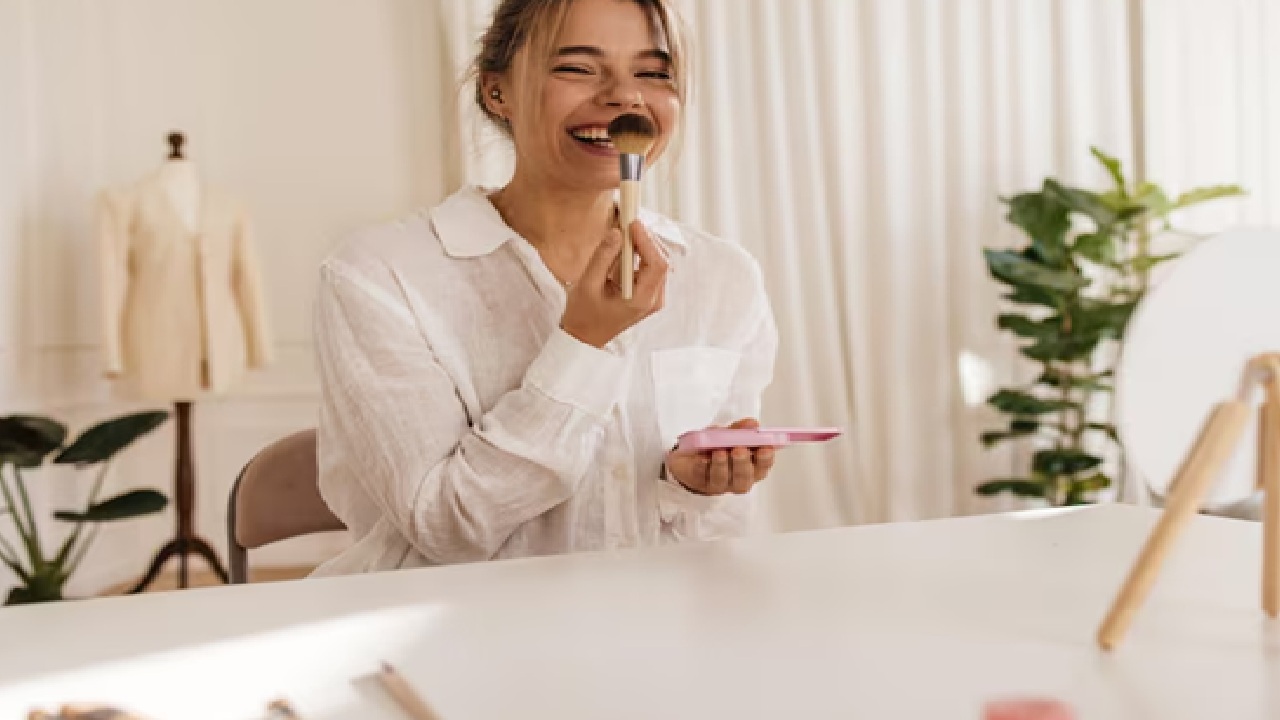 Use an oil based cleanser in the evening to remove makeup and sunscreen, then use a mild cleanser to cleanse your skin. (Disclaimer: Given the input is on an information basis, please seek professional advice.)