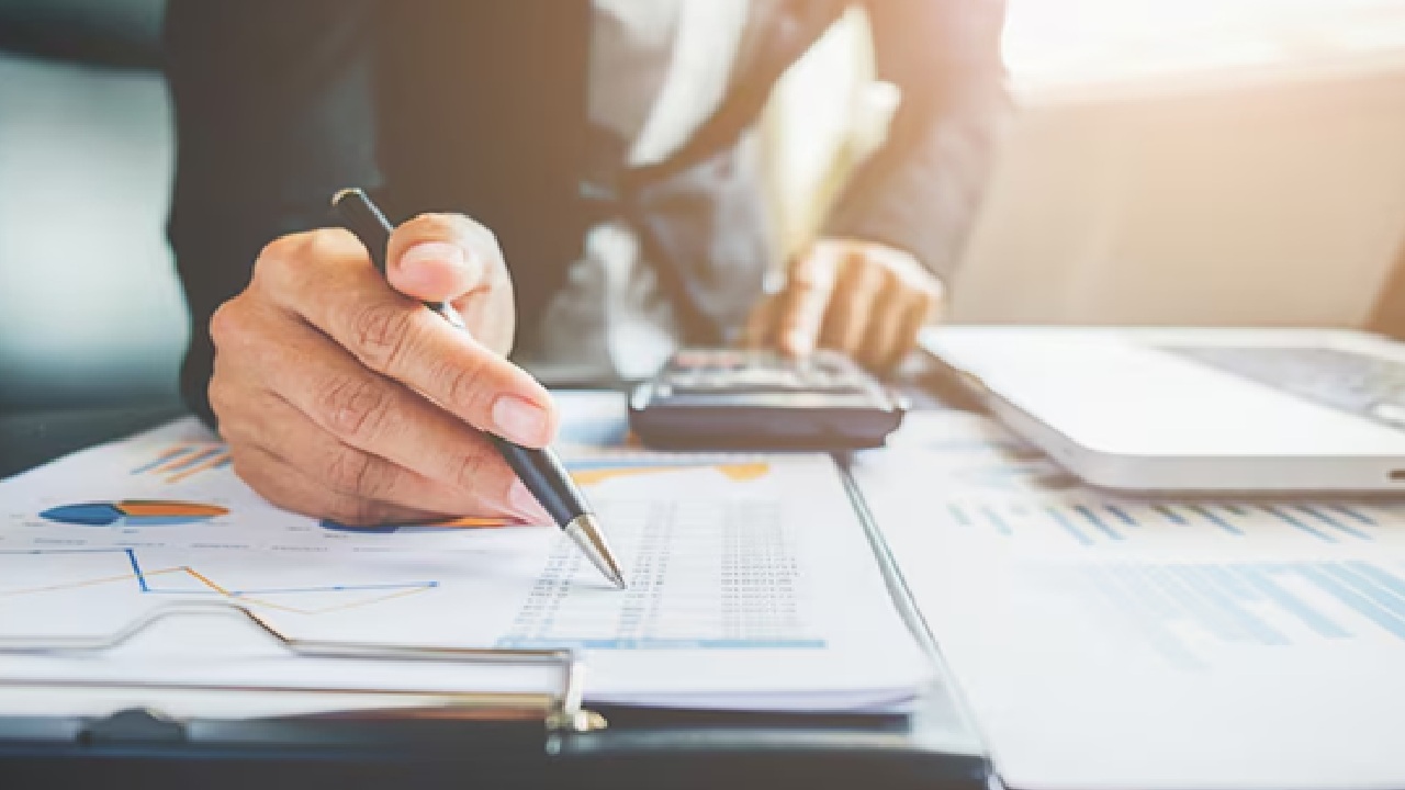 Many borrowers disregard the conditions regarding early loan repayments. That has to be examined repeatedly.