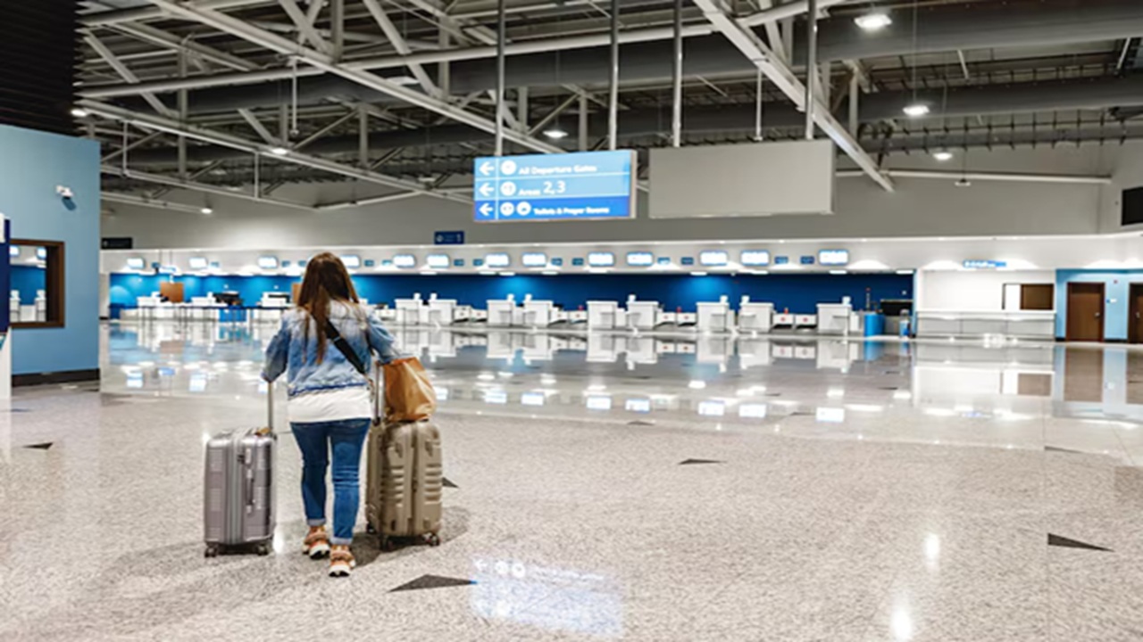Noida International Airport Commences Passenger Flights, First IndiGo Flight Landed in the Morning