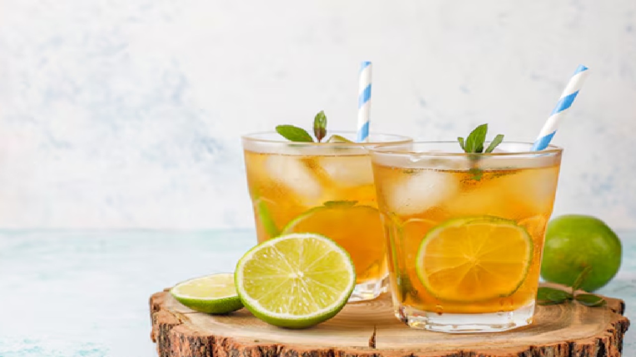 By brewing fresh mint with black or green tea, a rejuvenating Classic Lemon-Mint Iced Tea may be prepared in 15 minutes.