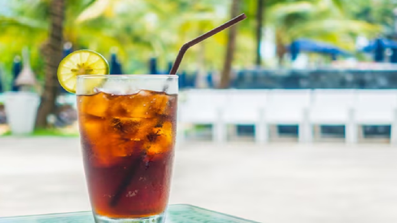 The most traditional and daringly astringent black iced tea is ideal with lemon. Take black tea bags. You should boil the water, turn off the heat and then add the tea bags. Allow it to brew for three to five minutes. Remove the tea bags carefully to avoid bitterness. Serve the tea after adding sugar while it's still hot.