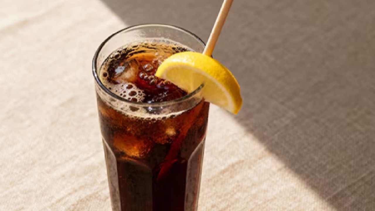 A more popular, lighter and earthier alternative is Green Iced Tea. Boil the water and ginger in a pot. Cover and steep for 15 minutes after removing from the heat, adding tea bags and mint leaves. (Disclaimer: Given the input is on an information basis, please seek professional advice.)