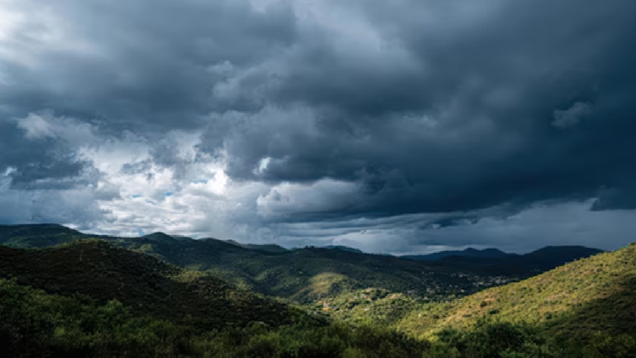 The most well-known destinations in Maharashtra are Lonavala and Khandala. Numerous families who enjoy the monsoon visit this location for a cozy staycation. It is located in the Sahyadris, around 85 to 95 kilometers from Mumbai. The area becomes a lush refuge after the rain, well-known for the roaring Tiger's Leap and Bhushi Dam.