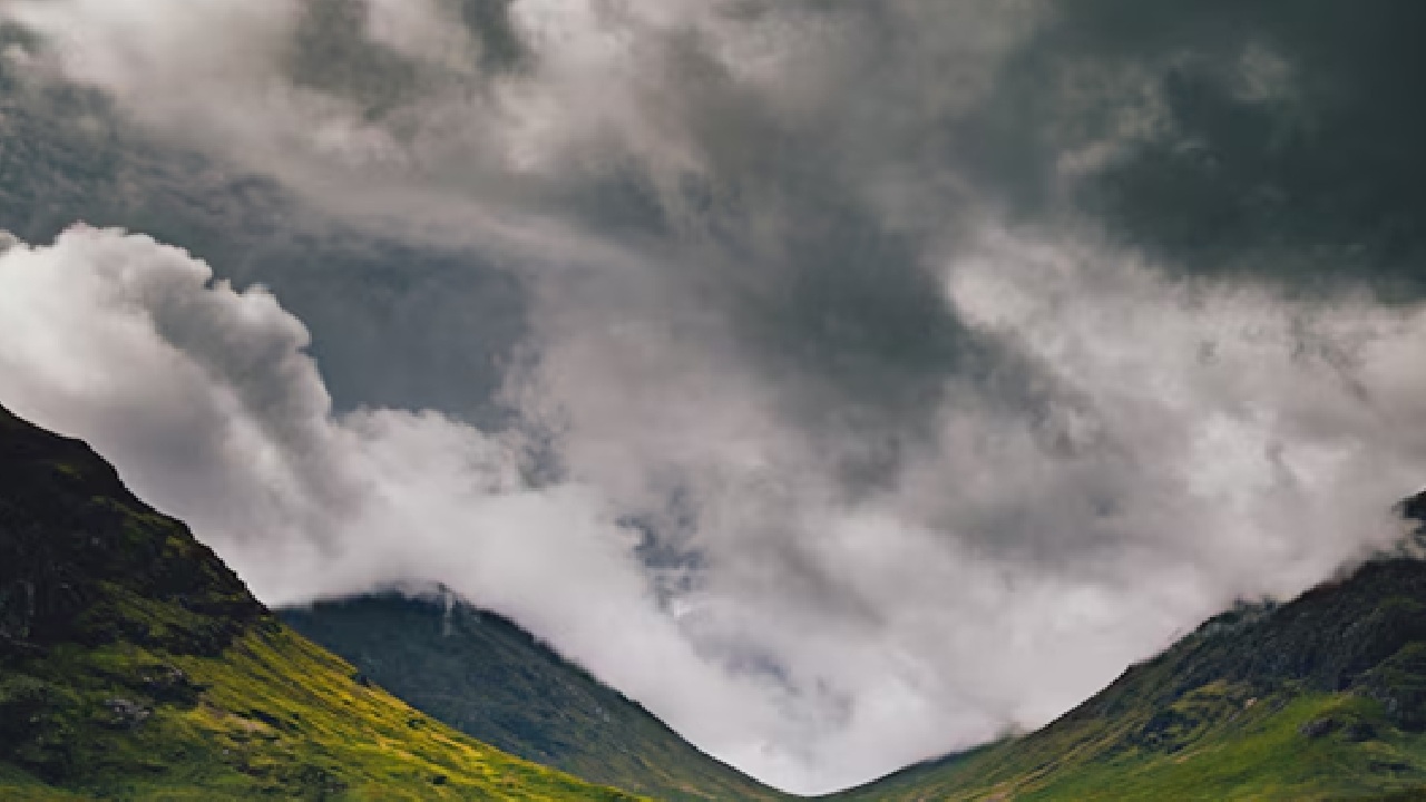 Igatpuri is equally well-known. It is situated on the Mumbai to Agra highway and this town is well-known for its beautiful cascading waterfalls, such as the Vihigaon Waterfall and valleys, like Camel Valley.