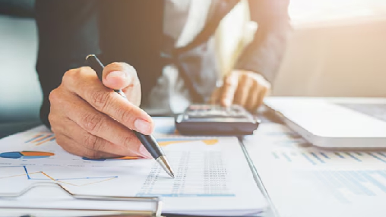 When applying for a personal loan, understanding the factors that can lead to rejection is crucial for improving your chances of approval. Lenders evaluate several key criteria, including your credit score, income stability, debt to income ratio (which is highly important) and overall financial history.