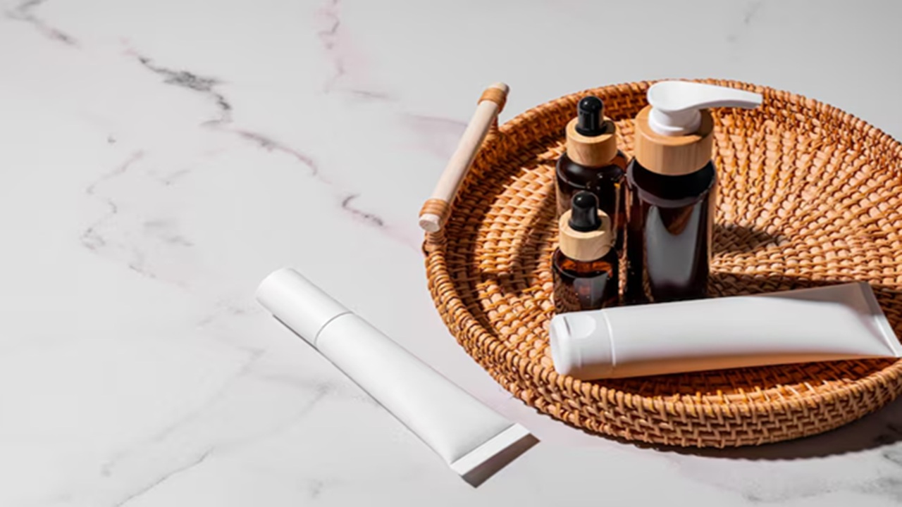 To safeguard our skin, we make an effort to do activities that promote its health and well-being. We should check what we eat and what habits we adhere to on a regular basis for this reason.