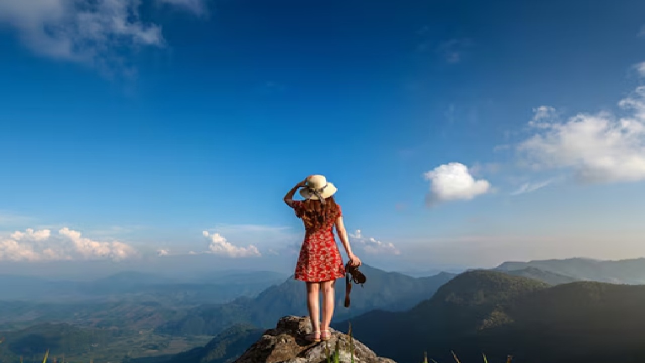 Staying hydrated is equally important, as it supports your skin's health and overall well-being. Keep your travel essentials organized and accessible, allowing for quick adjustments as needed. By prioritizing these hygiene practices, you can navigate your travels confidently and healthily, regardless of the weather conditions.