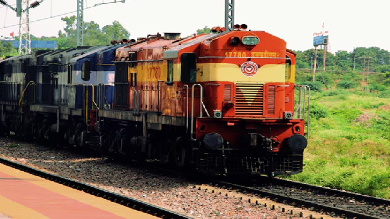 Indian Railways Loses Rs. 1.27 crore Bedsheets, Blankets, Pillows and Towels from AC Coaches in Four Years, Reports Indian Railways Loses Rs. 1.27 crore Bedsheets, Blankets, Pillows and Towels from AC Coaches in Four Years, Reports