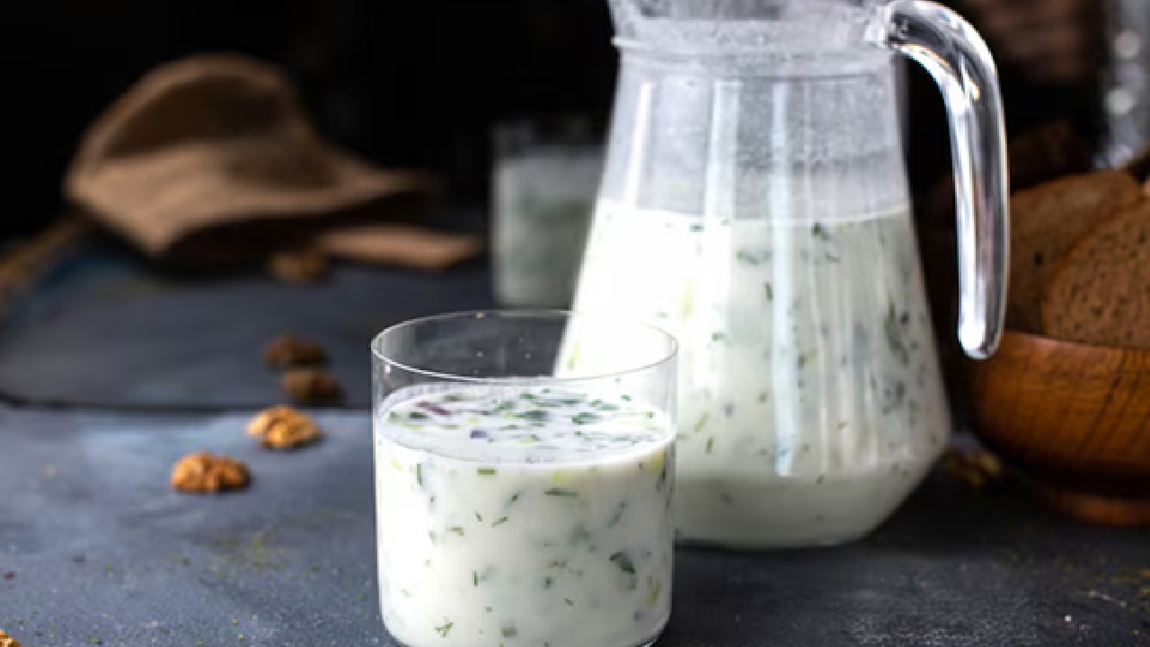 Buttermilk is generally a good nighttime drink, as per some reports say. Because it is low in calories and fat but high in protein, it satisfies hunger without making you feel heavy.