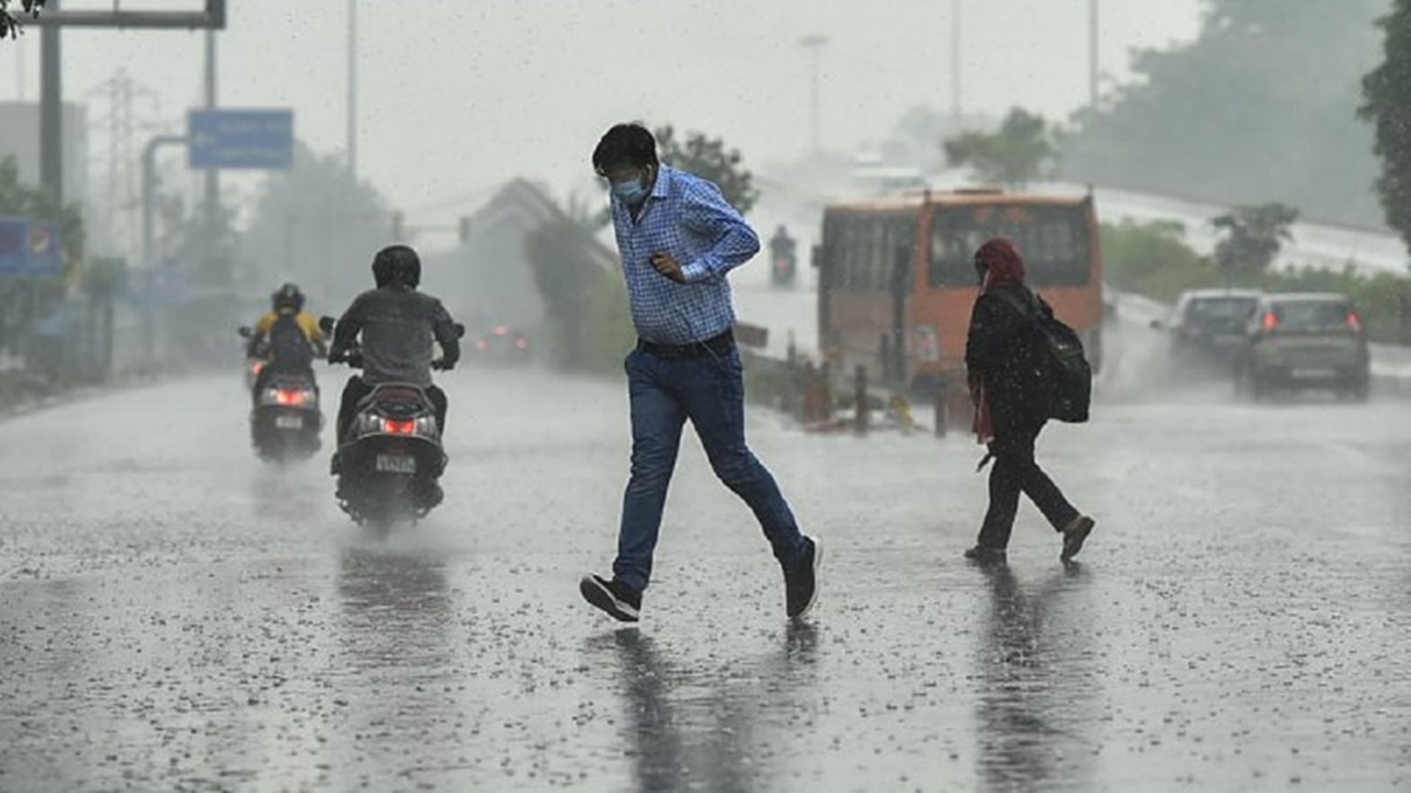 Delhi-NCR Sees 10th Consecutive Day of Satisfactory AQI with Light Rain and Cloudy Skies