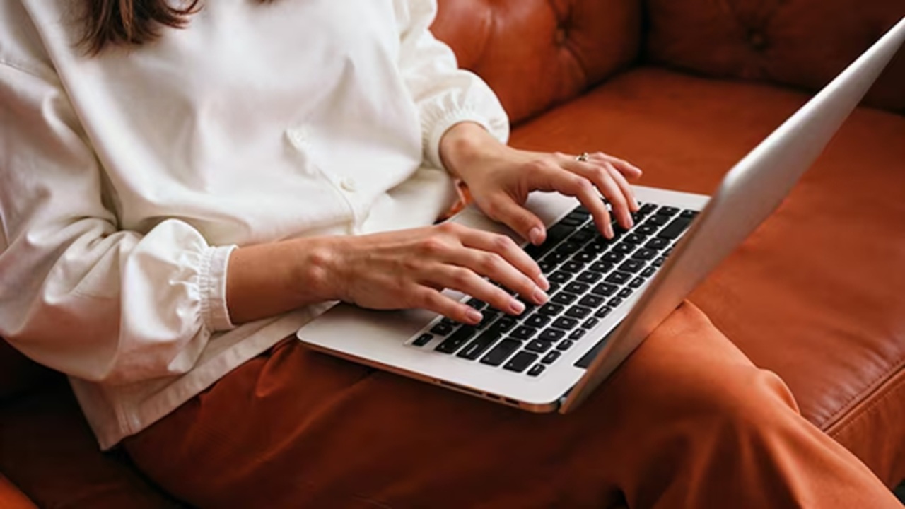 Woman Quits Corporate Job after 4.5 Years to Find Life Purpose, Netizens React