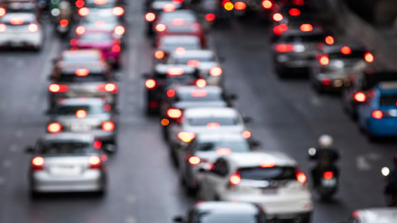 Smart Time Management: Man Chooses 21 Minute Metro Journey Over 41 Minute Road Trip to Airport