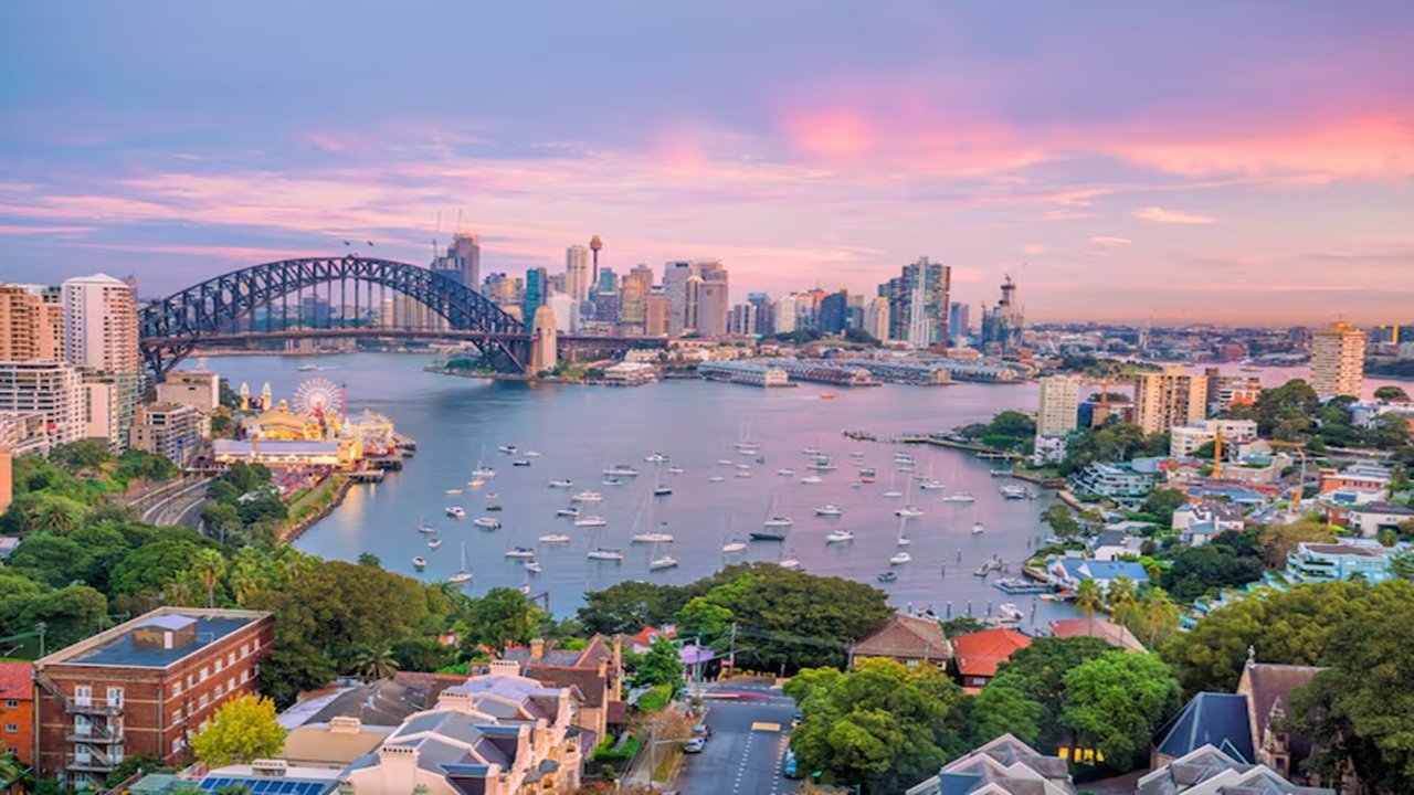 Man Shares Cost of Living and Income Before Tax in Australia, Internet Reacts