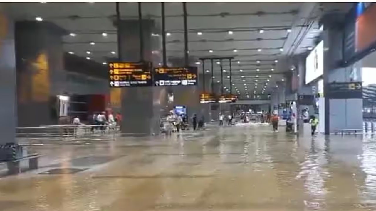 Delhi Airport Experiences Waterlogging Due to Heavy Rain, Flights Diverted Delhi Airport Experiences Waterlogging Due to Heavy Rain, Flights Diverted
