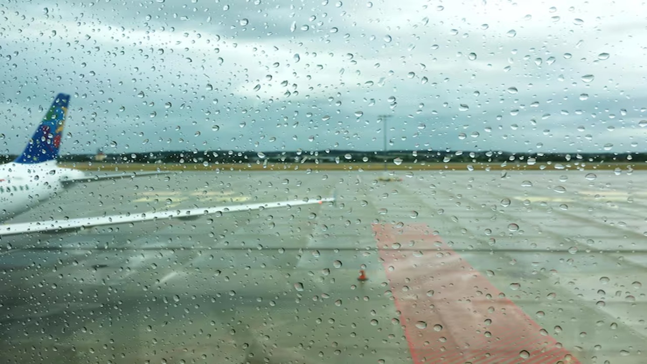 IMD Issues Red Alert in Delhi For Heavy Rain, Flight Delays are Expected