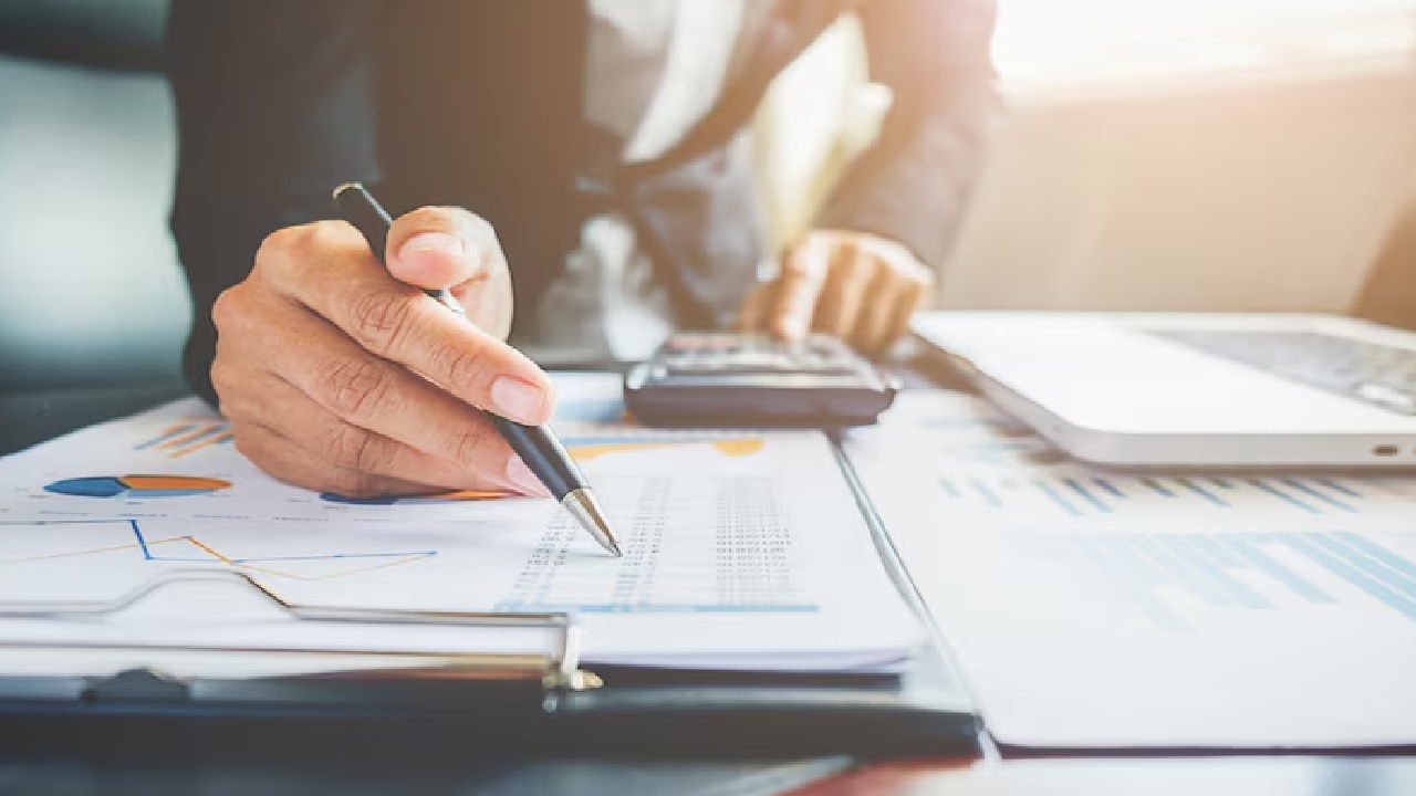 7 Money Habits That Build Long-Term Financial Freedom 7 Money Habits That Build Long-Term Financial Freedom