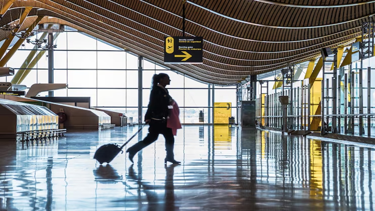 Thousands of Flights Cancelled Across the UK after Air Traffic Control Glitch, Passengers Stranded